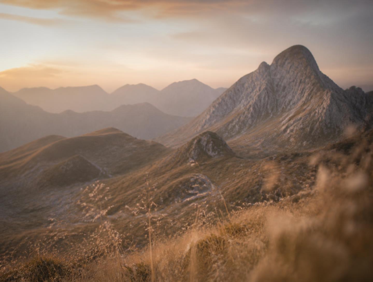 Weiche Bergkette in Vorarlberg im Abendlicht